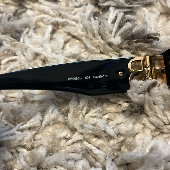 Balenciaga cat eye sunglasses with case. Pre-owned. Black. - Picture 4 of 7